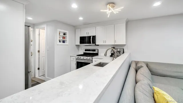 $550,000 | 19 Barstow Road, Unit G, Great Neck, NY 11021