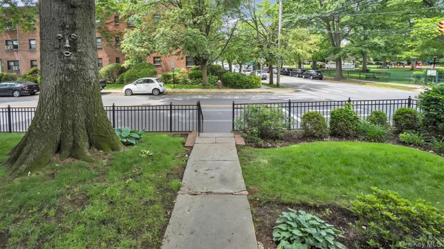 $550,000 | 19 Barstow Road, Unit G, Great Neck, NY 11021