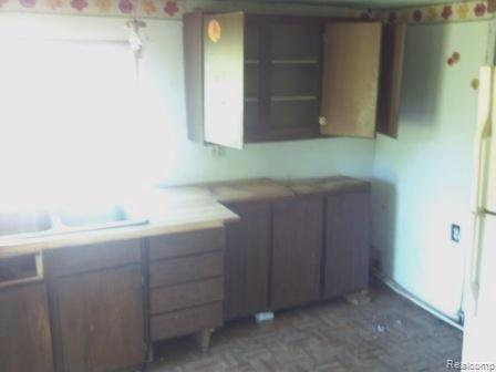 800 South Ferris Road Sumner, MI 48889 - Photo 2 of 6 40802241 Kitchen.jpg