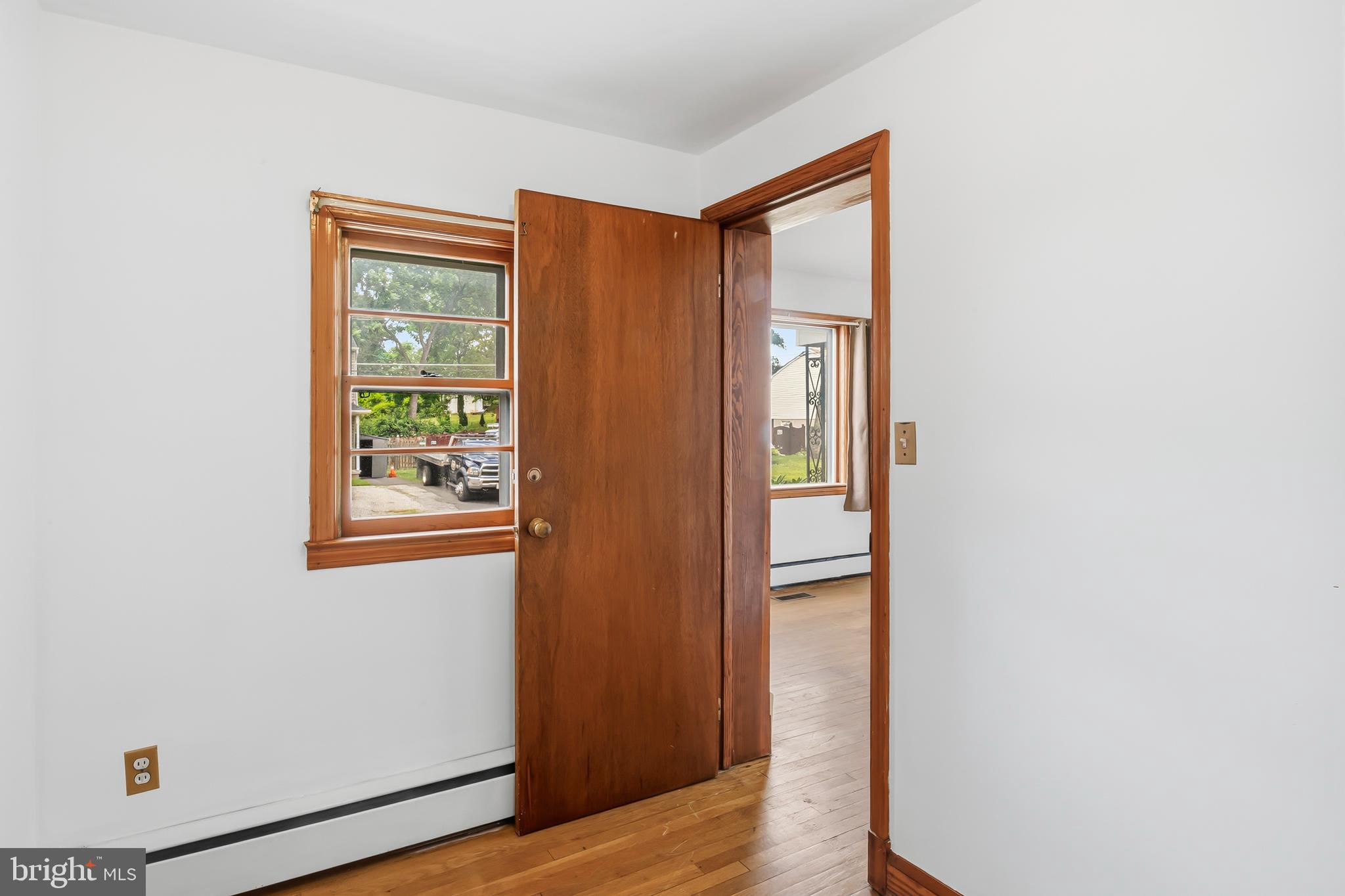 211 Hillendale Avenue Baltimore, MD 21227 - Photo 15 of 38 Den (alt view)