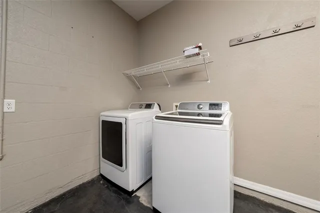 a view of a backyard