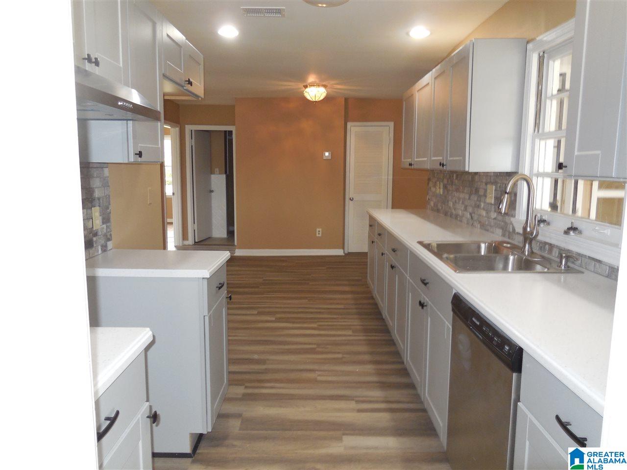 628 Center Way Southwest Birmingham, AL 35211 - Photo 4 of 21
