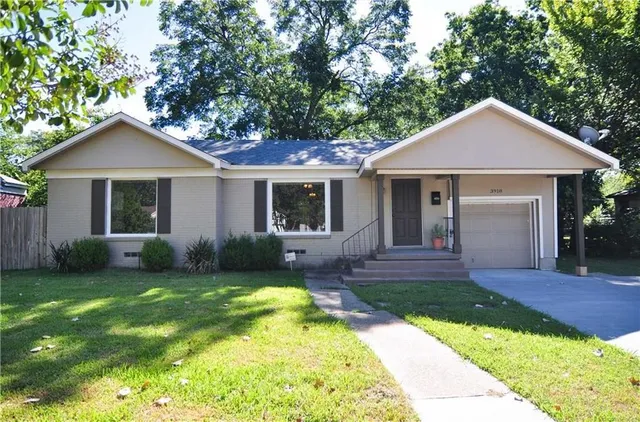 $2,200 | 3918 Hawick Lane, Dallas, TX 75220