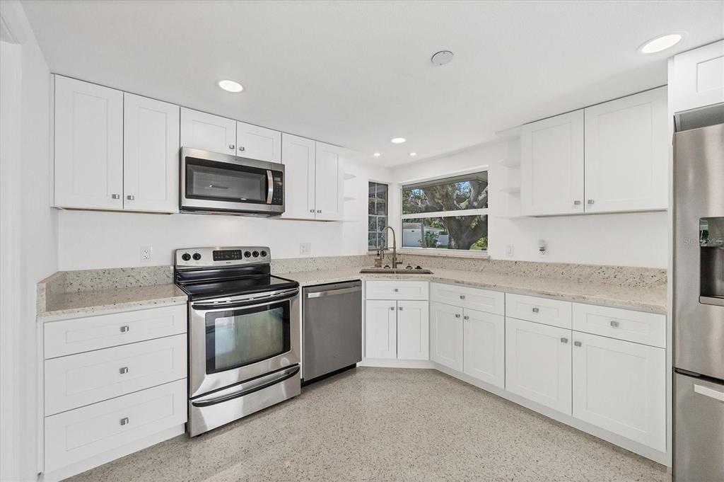 6711 South Lockwood Ridge Road Sarasota, FL 34231 - Photo 4 of 38