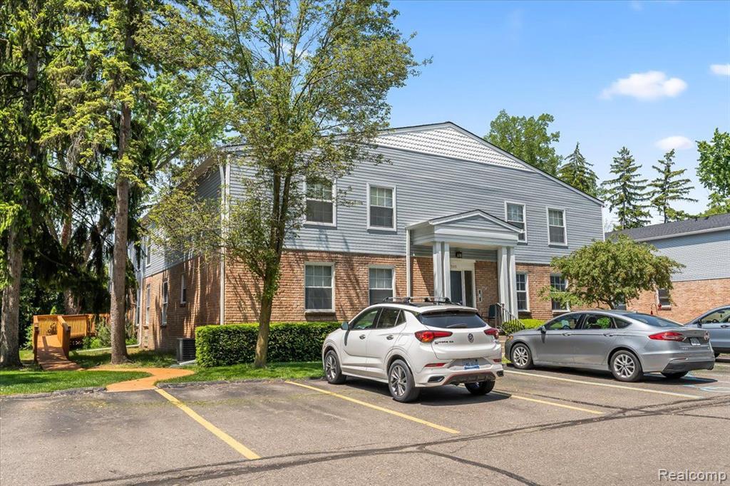 505 East University Drive, Unit 301 Rochester, MI 48307 - Photo 2 of 25