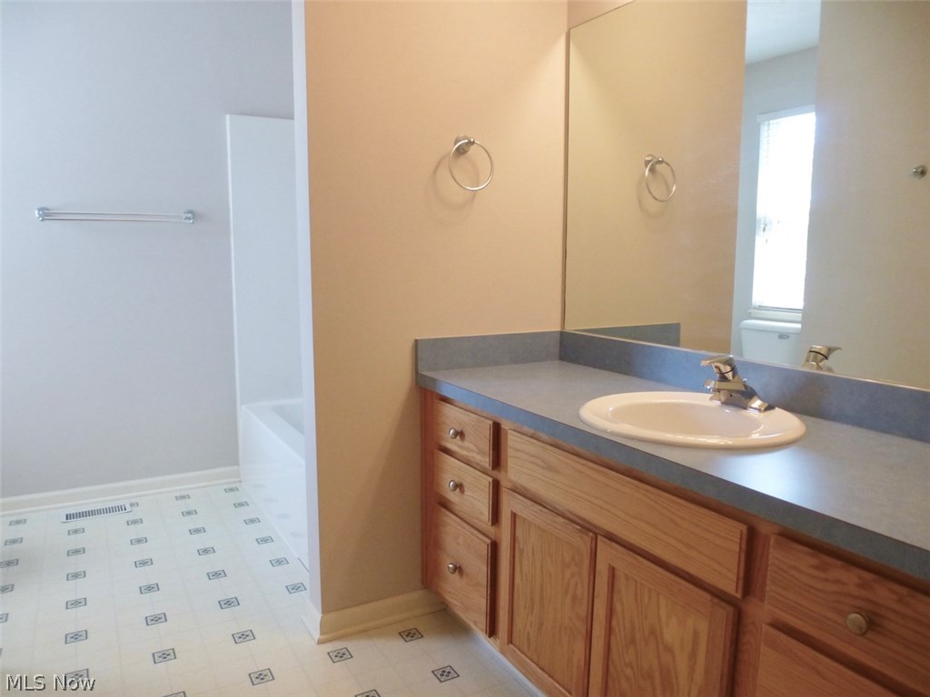 4433 Archer Road Cleveland, OH 44105 - Photo 20 of 26 Second full bath