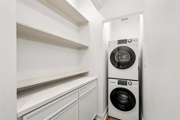 a close up view of a washer and dryer