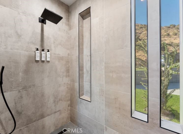 8175 Fox Trail Yucca Valley, CA 92284 - Photo 43 of 75 a bathroom with a shower