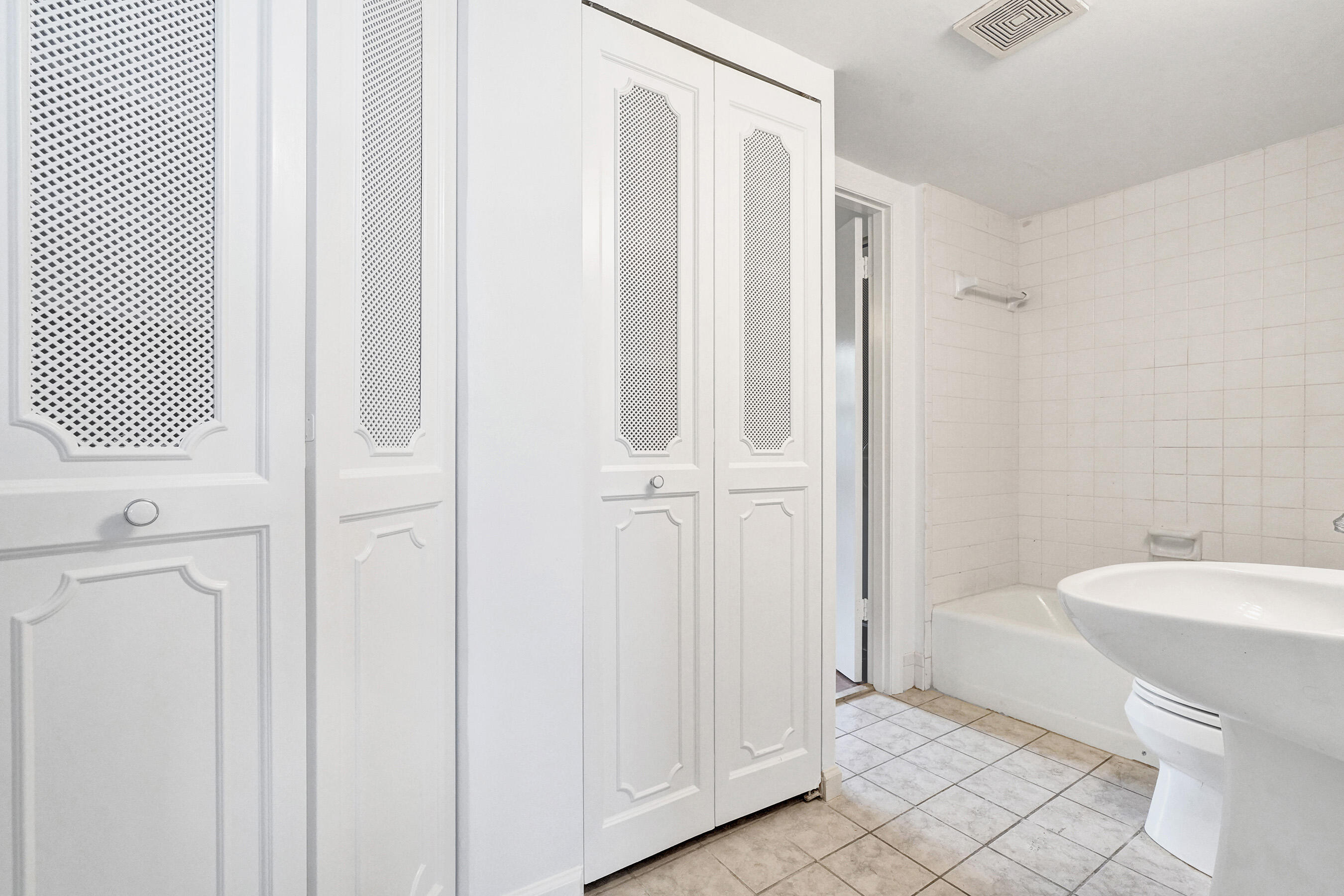 304 Golfview Road, Unit 304 North Palm Beach, FL 33408 - Photo 16 of 39 304Golfview304-Bath