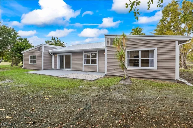 a view of a house with backyard and porch