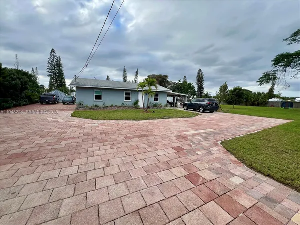 a view of a backyard