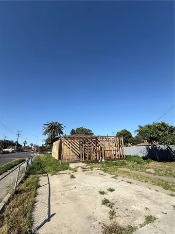 a view of a yard with plants