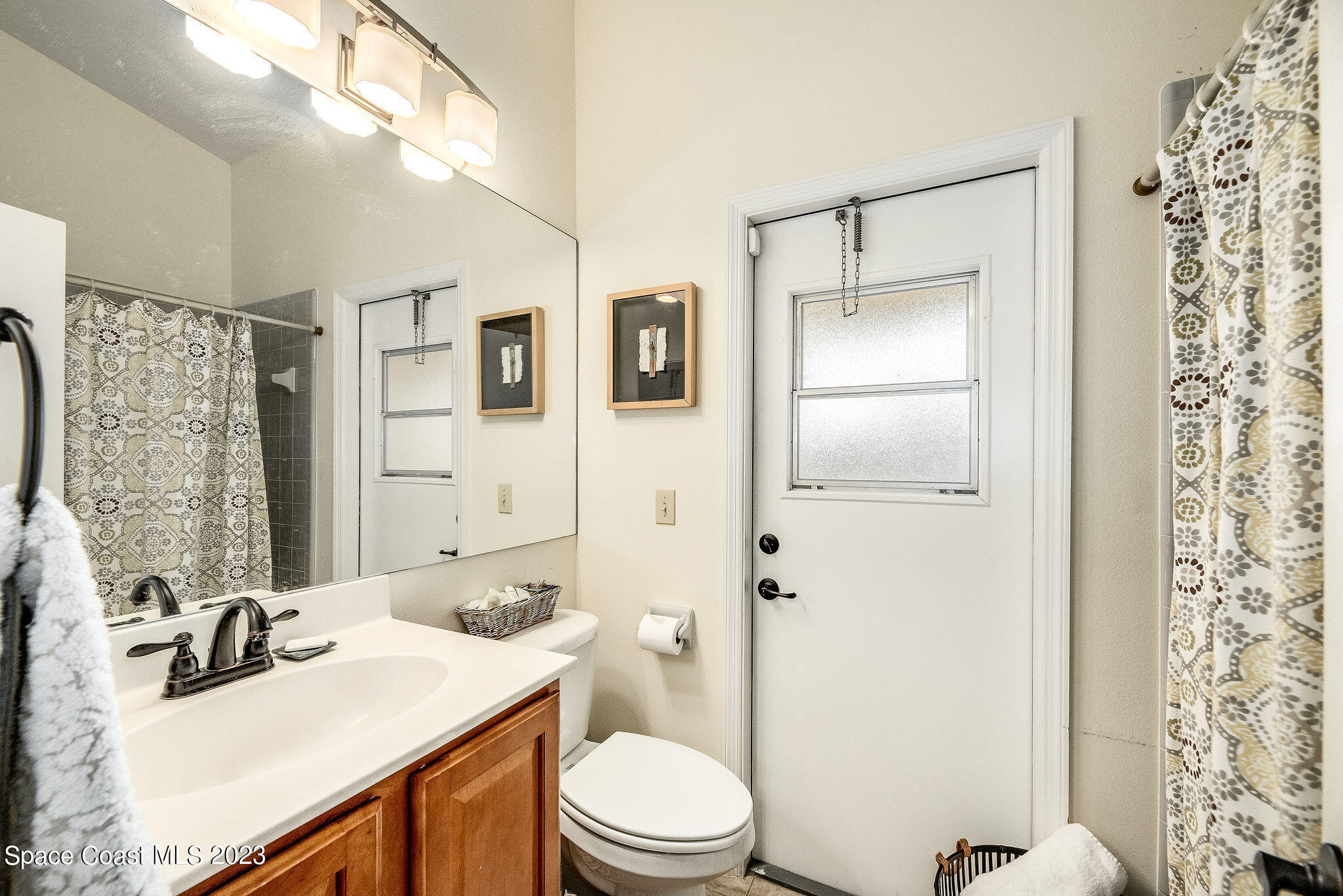 440 Maple Bluff Circle Melbourne, FL 32940 - Photo 28 of 92 a bathroom with a sink toilet and shower