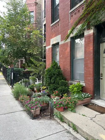 $2,100 | 862 North Hermitage Avenue, Unit 1R, Chicago, IL 60622