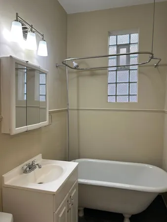 $2,100 | 862 North Hermitage Avenue, Unit 1R, Chicago, IL 60622
