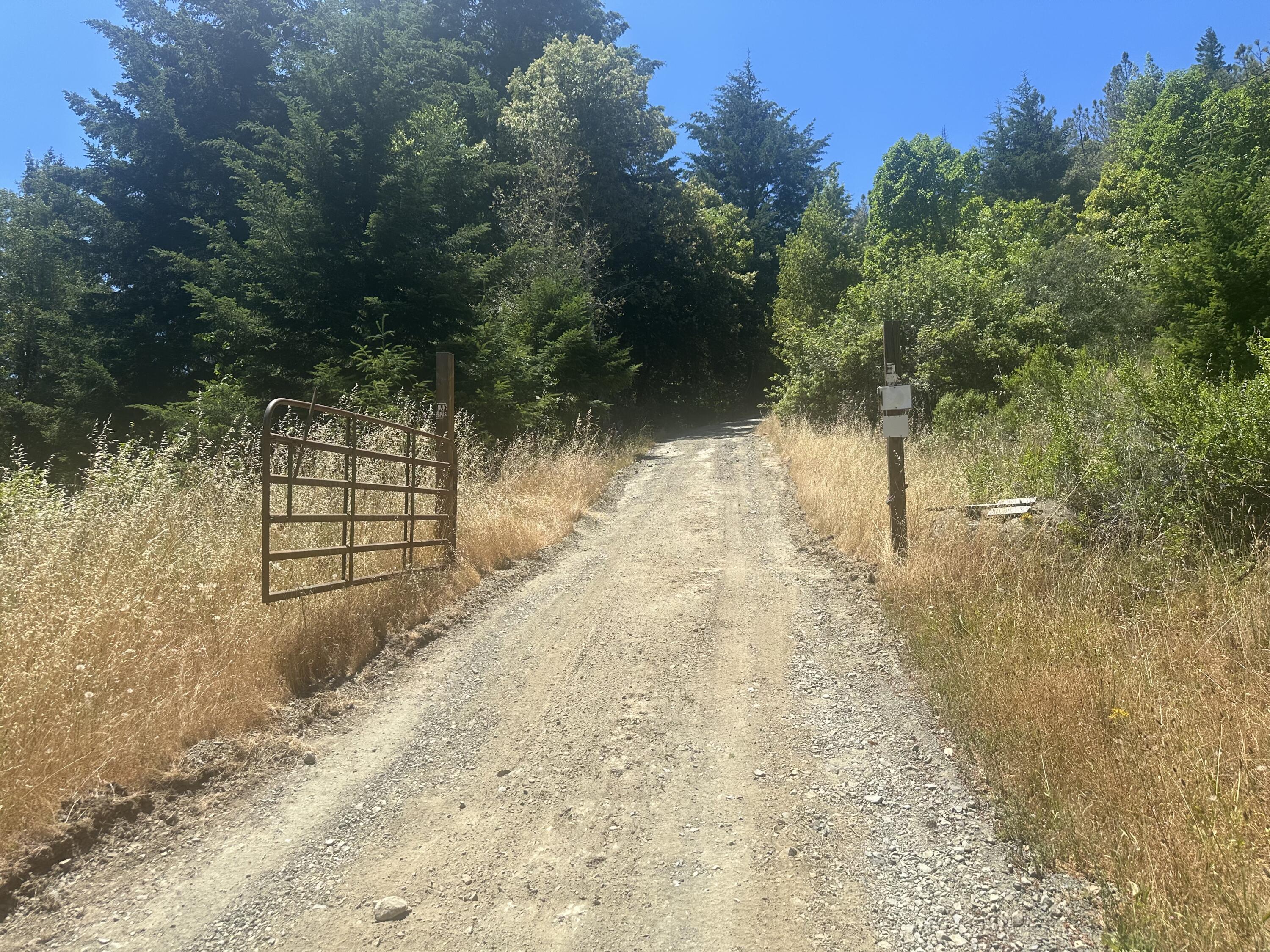 2320 Road B Road Miranda, CA 95553 - Photo 7 of 18 front gate