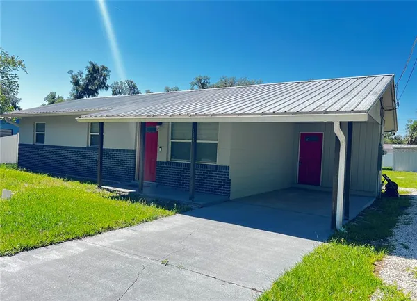 a front view of house with yard