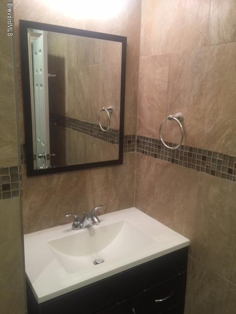 2192 Warwick Road Melbourne, FL 32935 - Photo 14 of 17 Bathroom 2