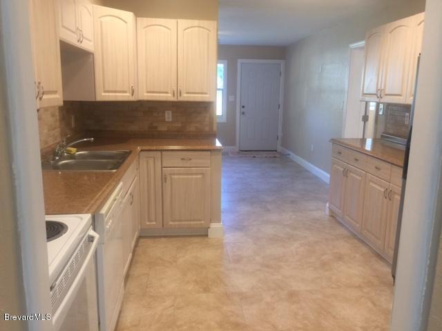 2192 Warwick Road Melbourne, FL 32935 - Photo 5 of 17 Kitchen