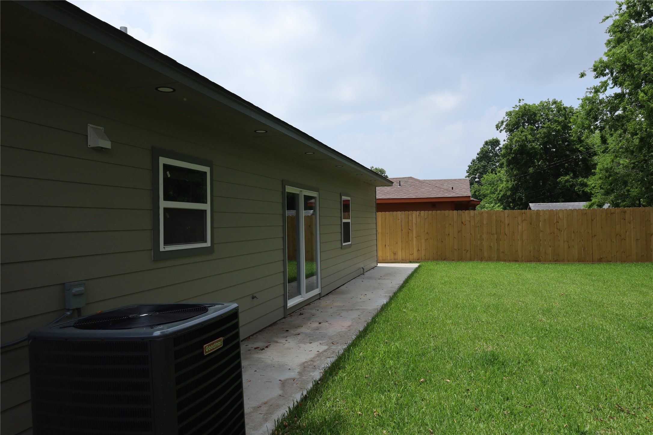 4047 Juliet Street Houston, TX 77087 - Photo 38 of 38 a backyard of a house with lots of green space