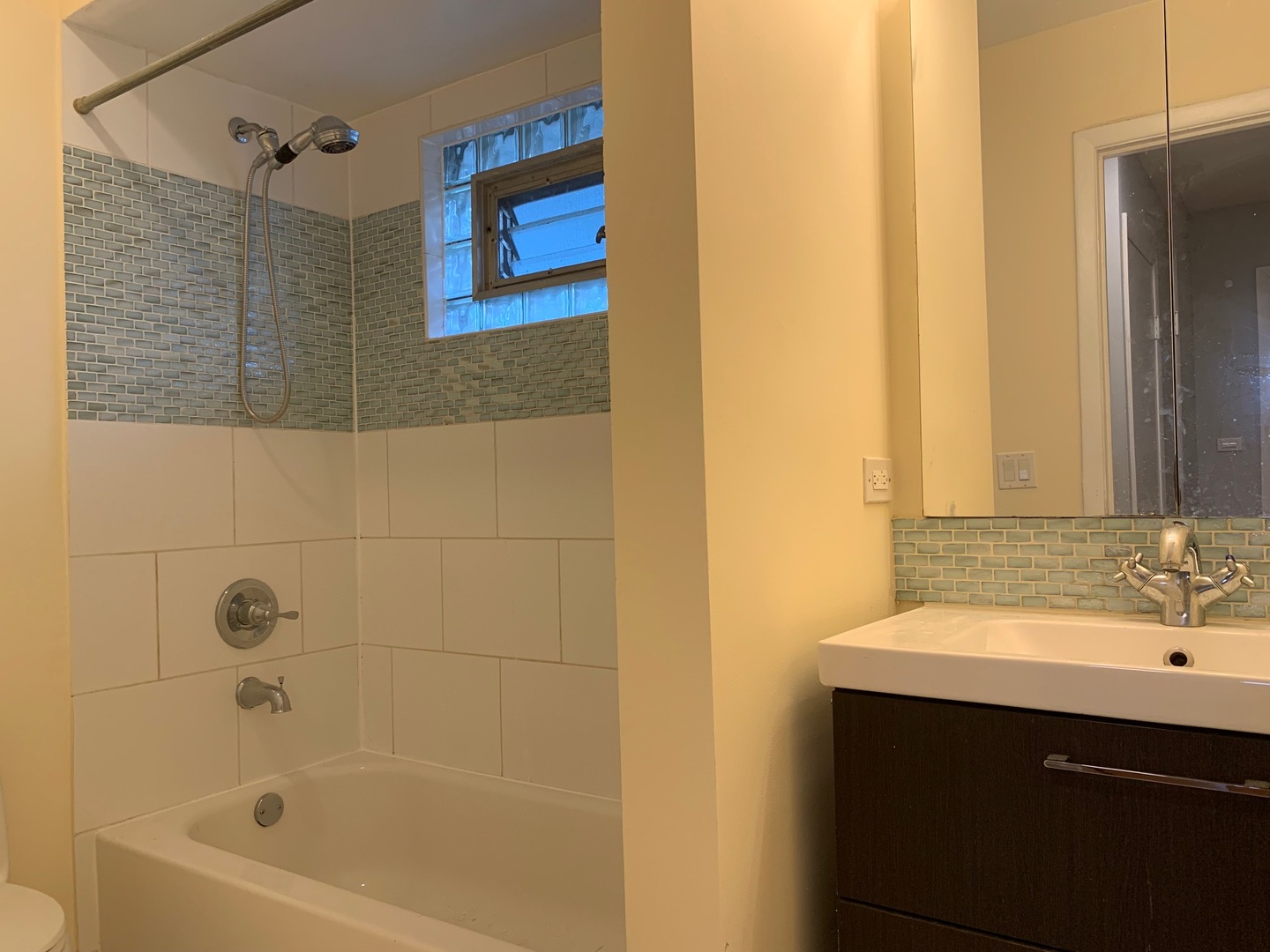 811 Hibbard Road, Unit C Wilmette, IL 60091 - Photo 8 of 19 a bathroom with a sink and a bathtub