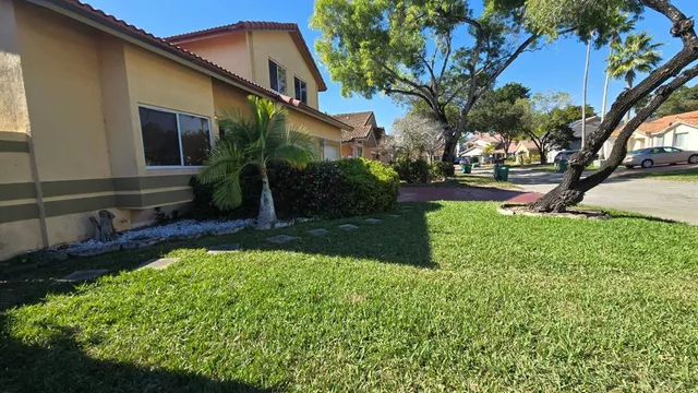 a view of a house with a yard