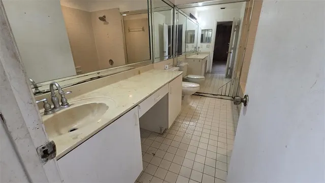 a view of a house with backyard and garden