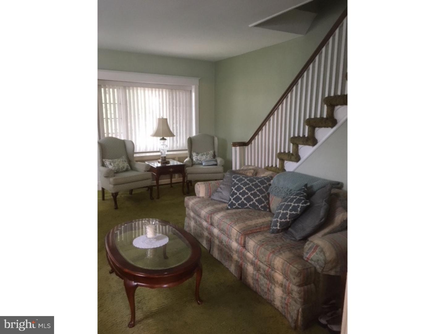 142 Oakley Road Upper Darby, PA 19082 - Photo 6 of 25 Living Room