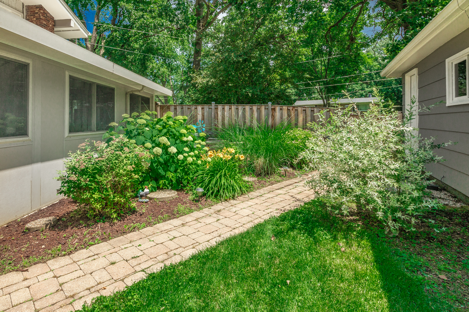 1440 Banbury Road Mundelein, IL 60060 - Photo 27 of 28 a view of a backyard with garden