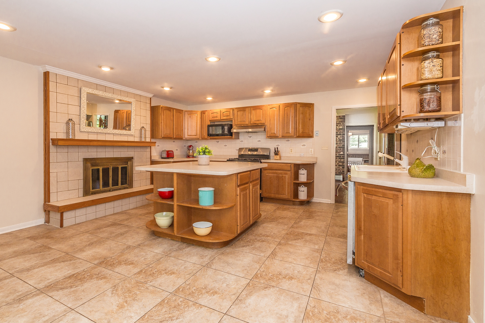 1440 Banbury Road Mundelein, IL 60060 - Photo 5 of 28 a large kitchen with stainless steel appliances granite countertop a stove and cabinets