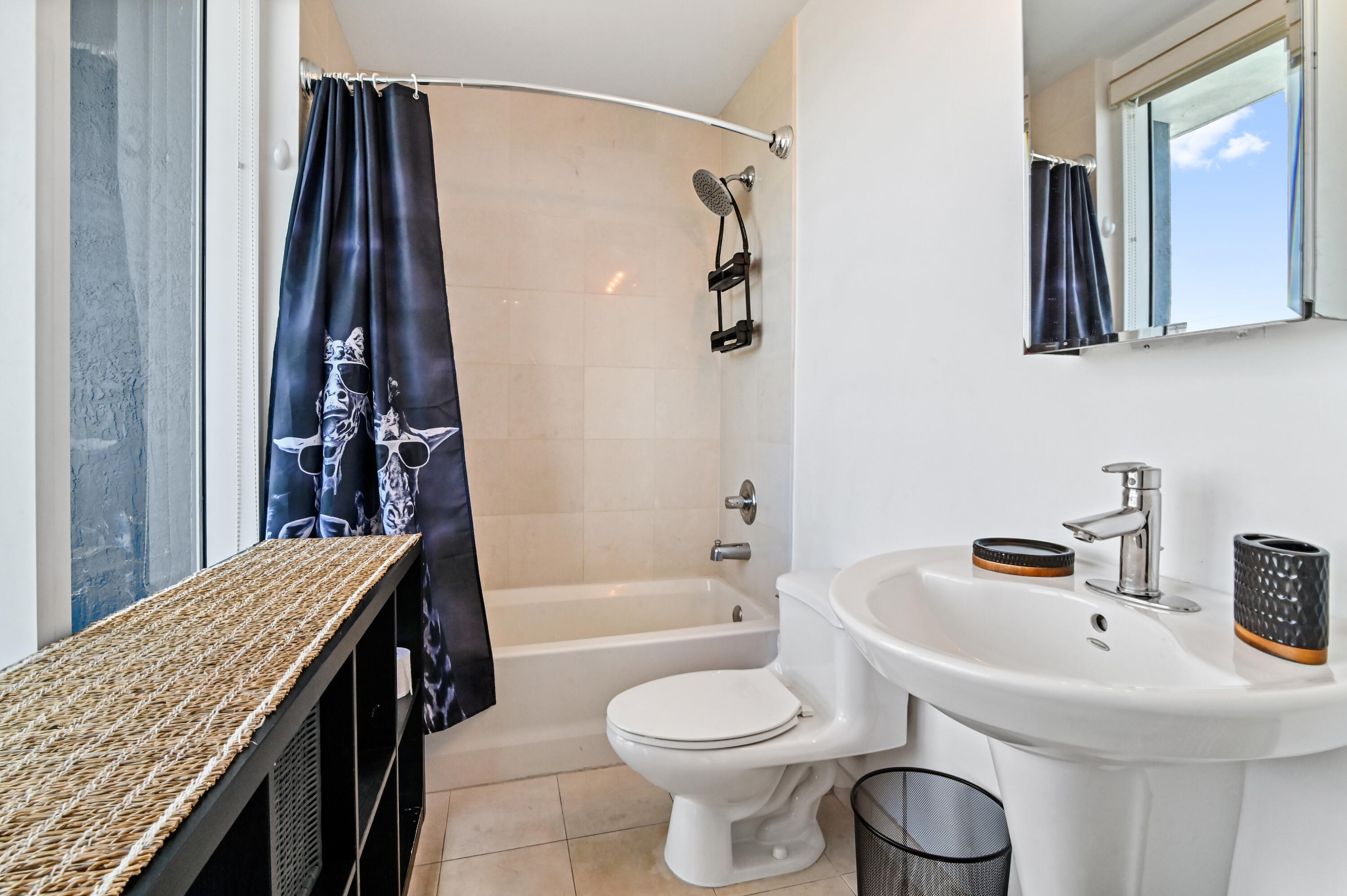 60 Southwest 13th Street, Unit 1619 Miami, FL 33130 - Photo 9 of 26 09 bathroom 01