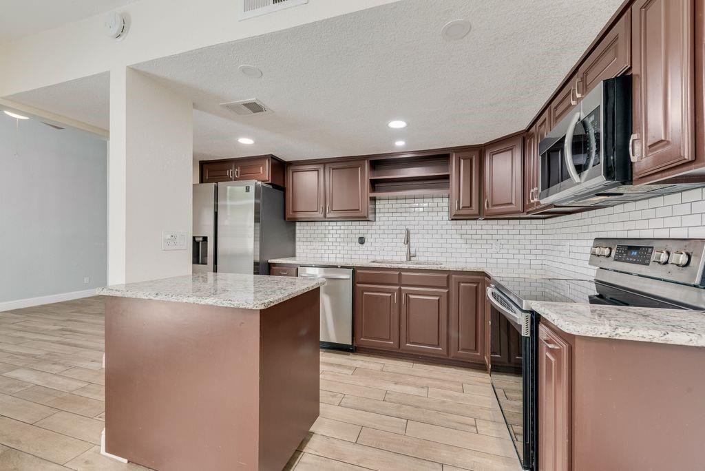 219 West Rochelle Road Irving, TX 75062 - Photo 12 of 29 Kitchen