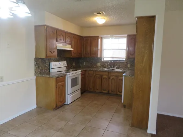 $1,475 | 443 Warbler Drive, DeSoto, TX 75115