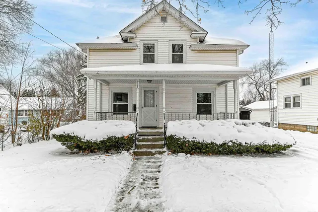 $289,000 | 925 East Wisconsin Street, Delavan, WI 53115