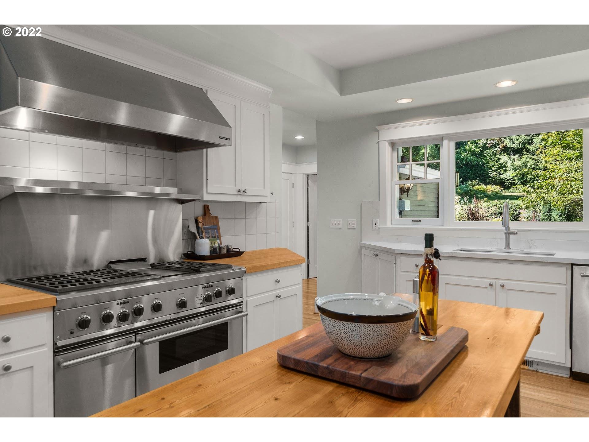 1661 South Radcliffe Road Portland, OR 97219 - Photo 9 of 32 Kitchen