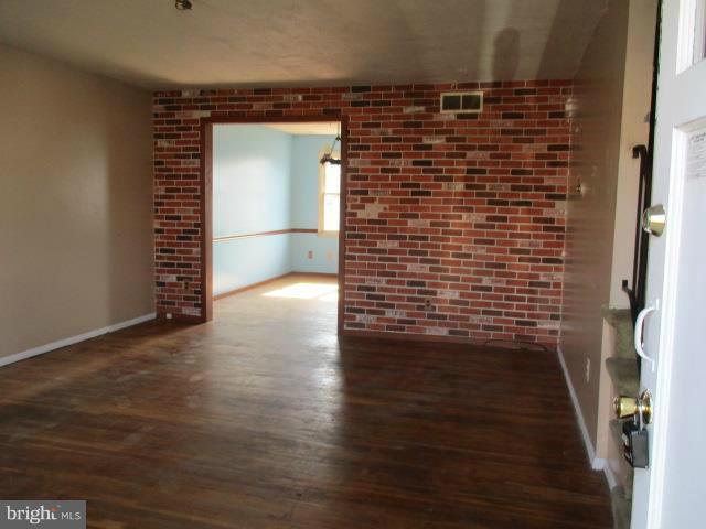 2106 Sunnythorn Road Baltimore, MD 21220 - Photo 3 of 22 Living Room