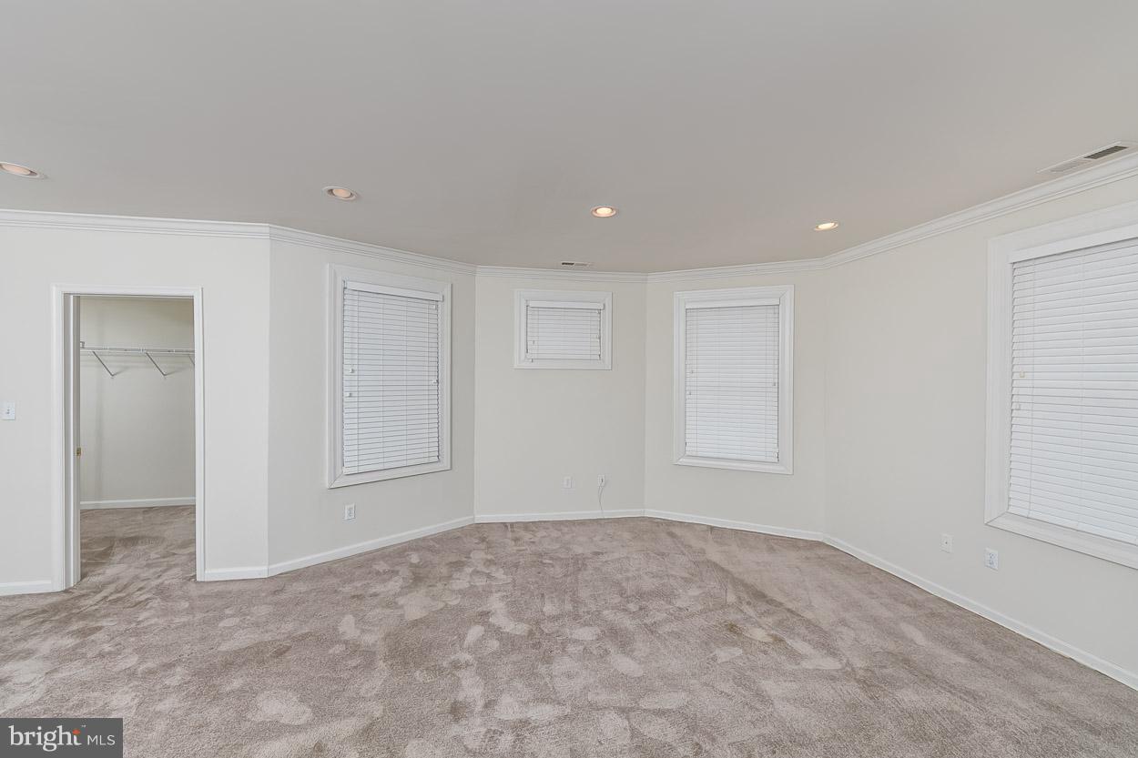 2501 Allendale Road Baltimore, MD 21216 - Photo 21 of 30 HAS SITTING AREA