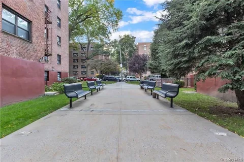 $290,000 | 51 White Oak Street, Unit 2A, New Rochelle, NY 10801