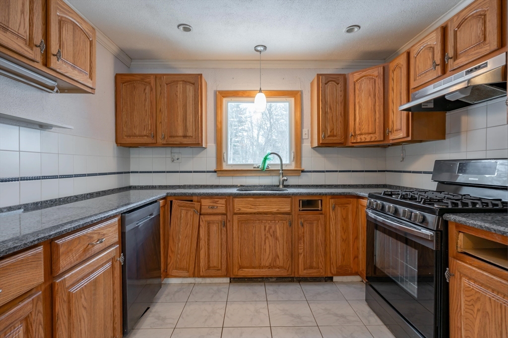 39 Sycamore Lane Billerica, MA 01821 - Photo 5 of 42