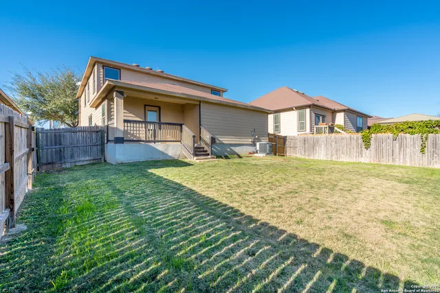 a view of a backyard