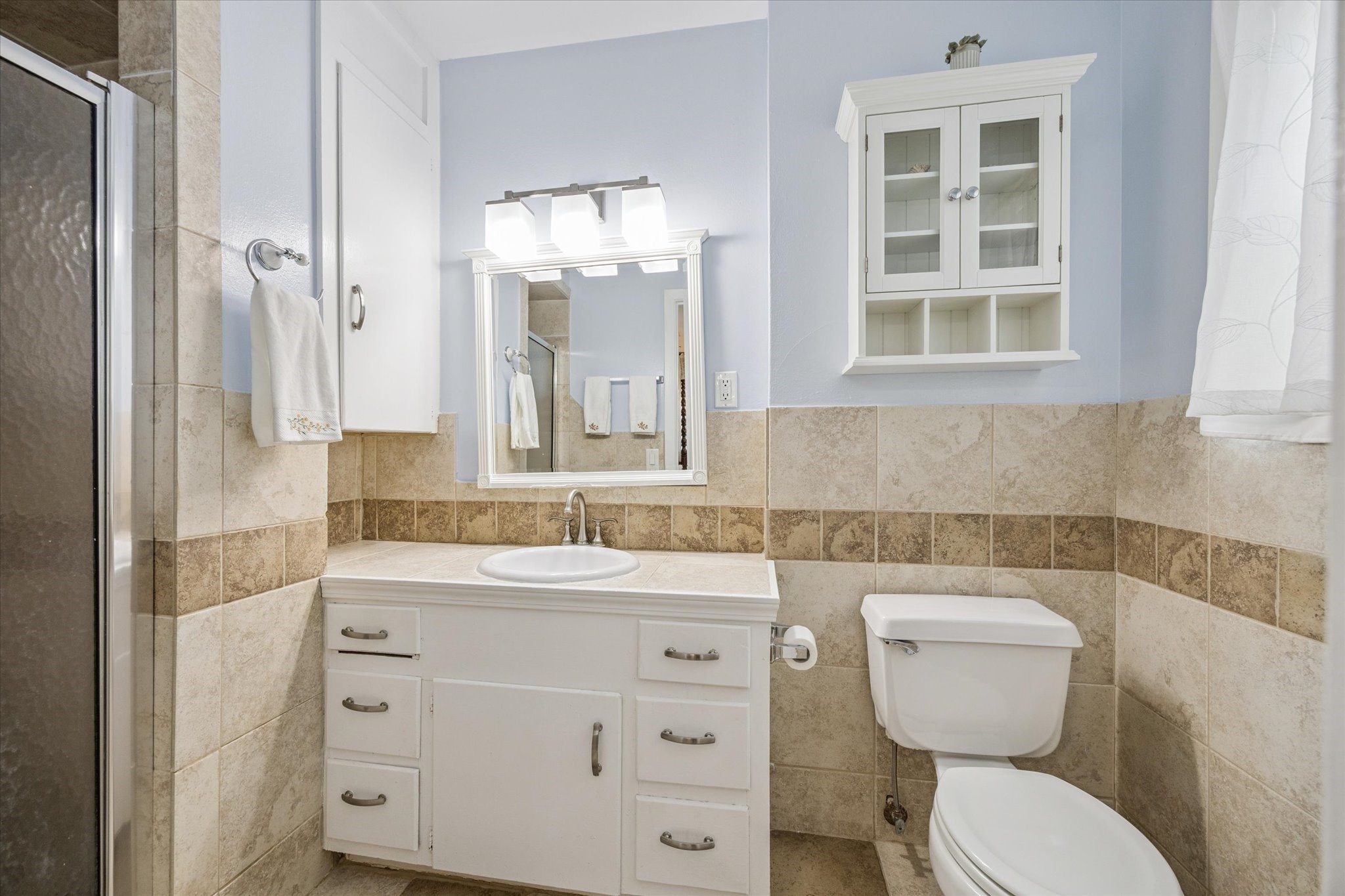 5114 Kinglet Street Houston, TX 77035 - Photo 14 of 20 a bathroom with a toilet sink and mirror