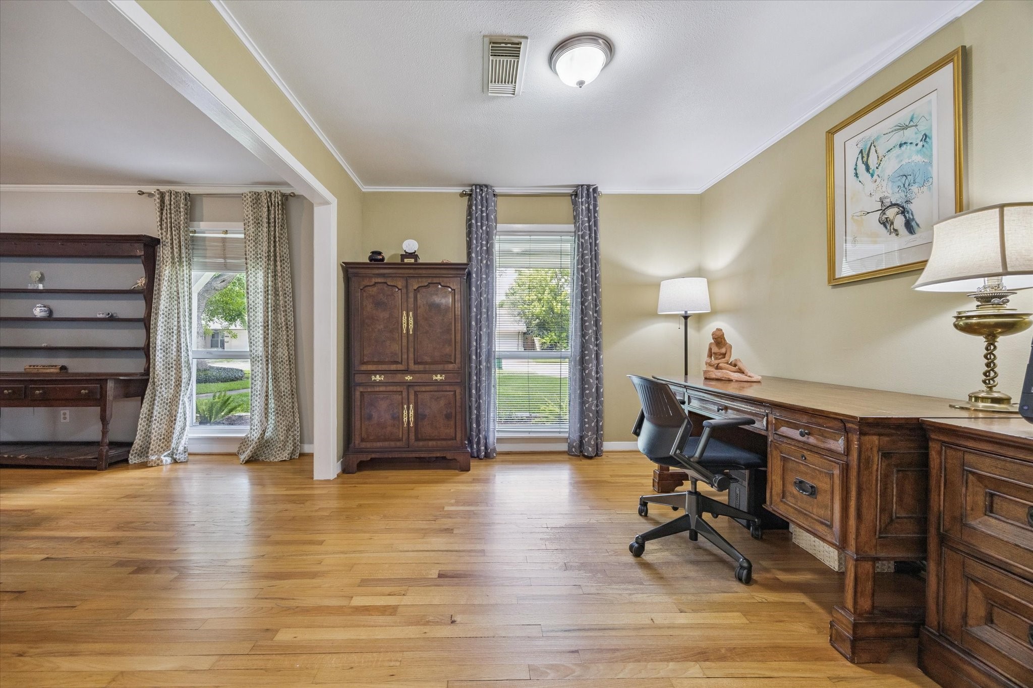 5114 Kinglet Street Houston, TX 77035 - Photo 5 of 20 a view of a livingroom with furniture and a workspace