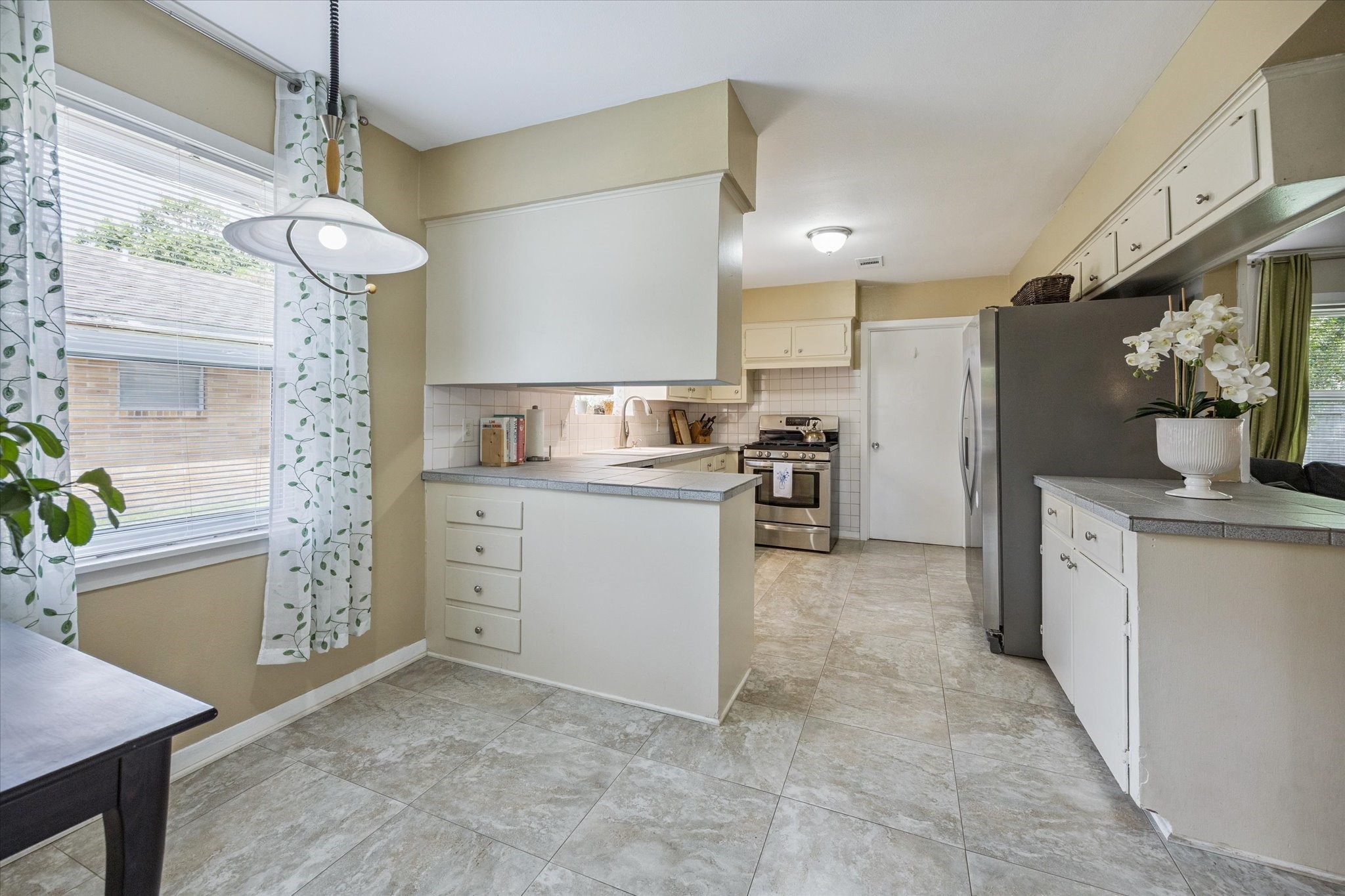 5114 Kinglet Street Houston, TX 77035 - Photo 10 of 20 a kitchen with cabinets and window