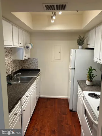 $1,800 | 18336 Streamside Drive, Unit 304, Gaithersburg, MD 20879