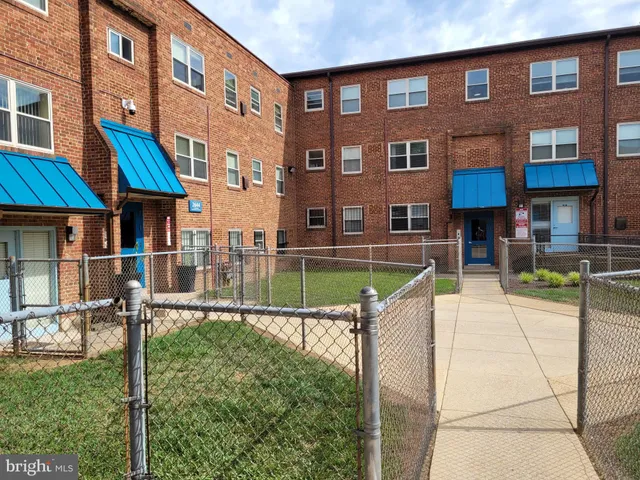 a picture of a bathroom