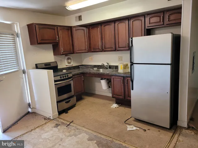 a view of a building with a backyard