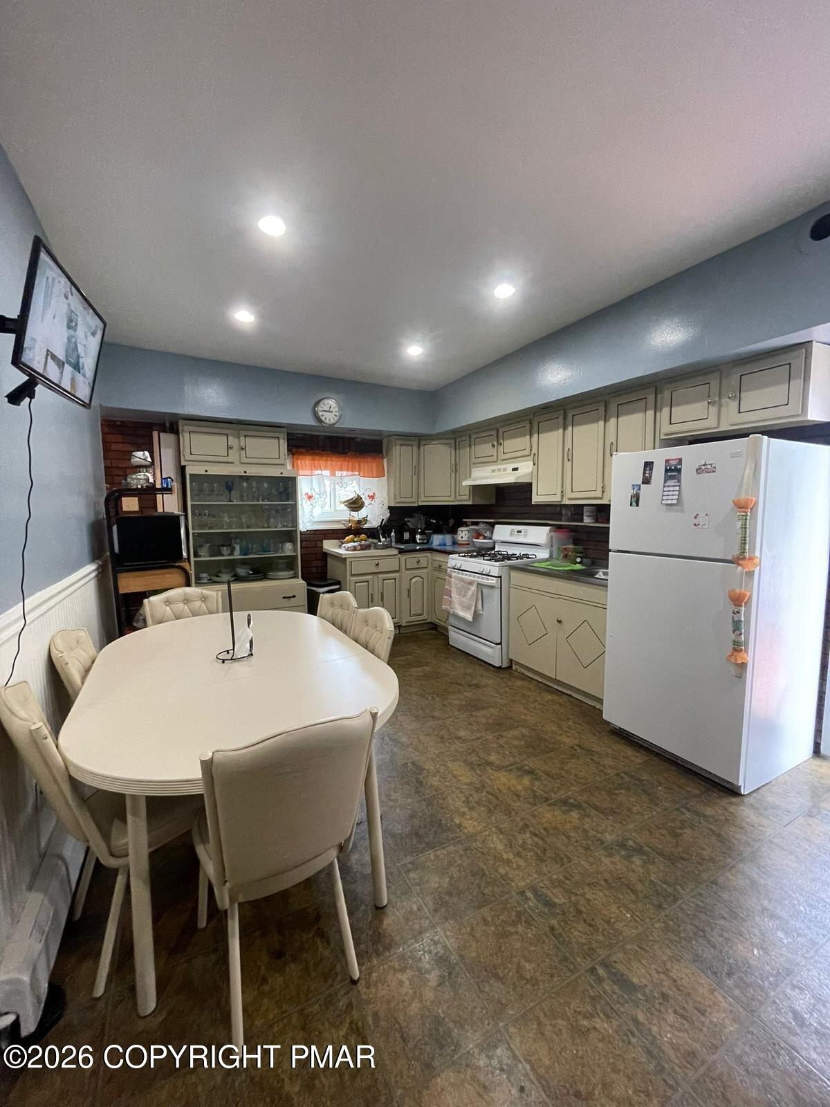 239 East Chestnut Street Hazleton, PA 18201 - Photo 5 of 14 c59fe6d2-6bbe-4575-9b1b-07b1221d60d3