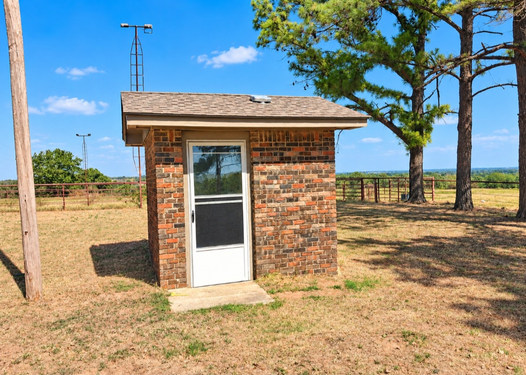 12526 3520th Road Seminole, OK 74868 - Photo 34 of 42 Well House