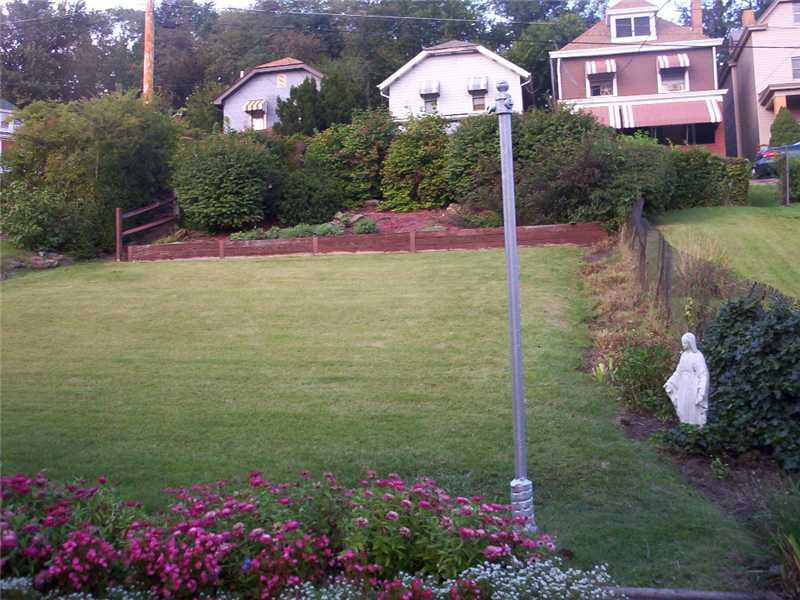 4038 Franklin Road Observatory Hill, PA 15214 - Photo 3 of 10 Yard/Garden.