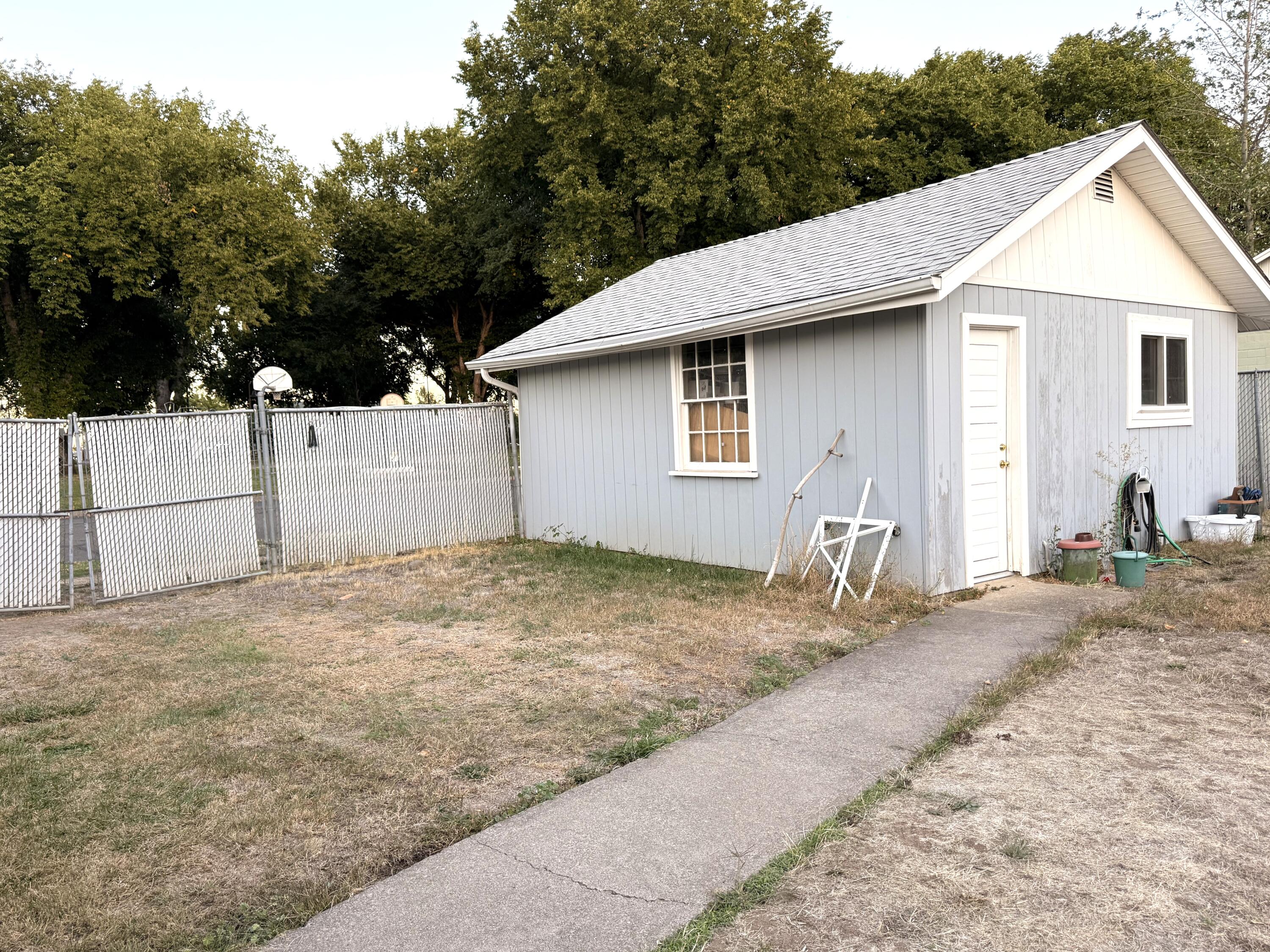 546 Laurel Street Central Point, OR 97502 - Photo 17 of 18 garage/shop